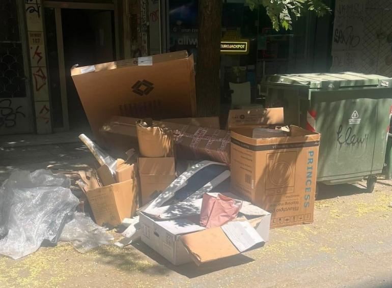Θεσσαλονίκη: Έκαναν μετακόμιση και παράτησαν τα χαρτόκουτα στο πεζοδρόμιο