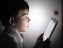 Γεμάτοι στρες οι σημερινοί έφηβοι – Βοηθά πολύ εάν «ξεκολλήσουν» από τις οθόνες