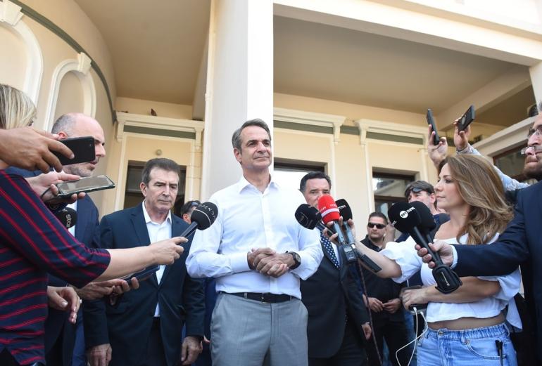 Θεσσαλονίκη: Στο Ιπποκράτειο ο Μητσοτάκης, επισκέφθηκε την Αφροδίτη Νέστορα και τον πατέρα της – “Εγκληματίες οι δράστες των εμπρηστικών επιθέσεων, θα συλληφθούν”