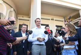 Θεσσαλονίκη: Στο Ιπποκράτειο ο Μητσοτάκης, επισκέφθηκε την Αφροδίτη Νέστορα και τον πατέρα της – “Εγκληματίες οι δράστες των εμπρηστικών επιθέσεων, θα συλληφθούν”