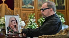 ΦΩΤΟ-Άννα Παναγιωτοπούλου: Σε κλίμα συγκίνησης το τελευταίο αντίο στην αγαπημένη ηθοποιό