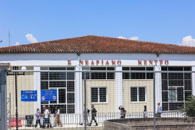 Με καταθέσεις συγγενών θυμάτων συνεχίζεται η δίκη για την τραγωδία στα Τέμπτη