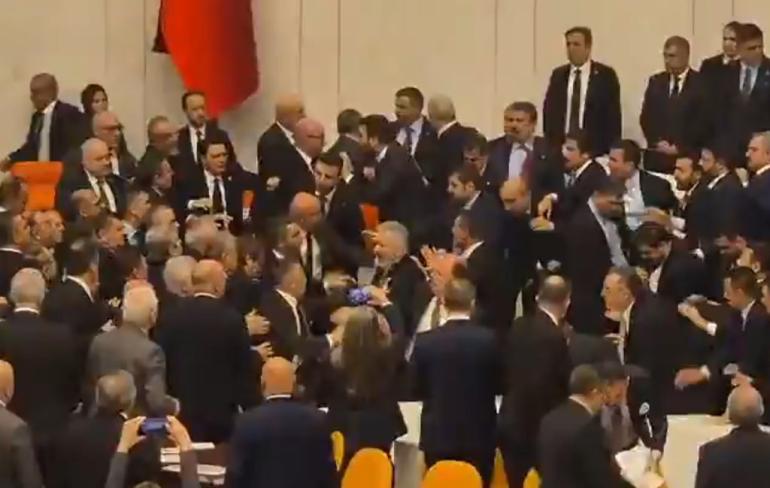Χάος, ξύλο και σοβαρά επεισόδια στην τουρκική Βουλή