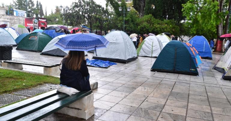 Φοιτητές έστησαν σκηνές έξω από την περιφέρεια Κρήτης, διαμαρτύρονται για το κόστος της στέγης – Δείτε εικόνες