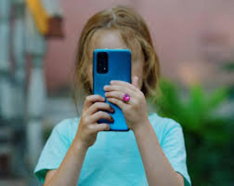 «Μπλόκο» στα social media για τα παιδιά κάτω των 16 ετών αποφάσισε το ευρωκοινοβούλιο