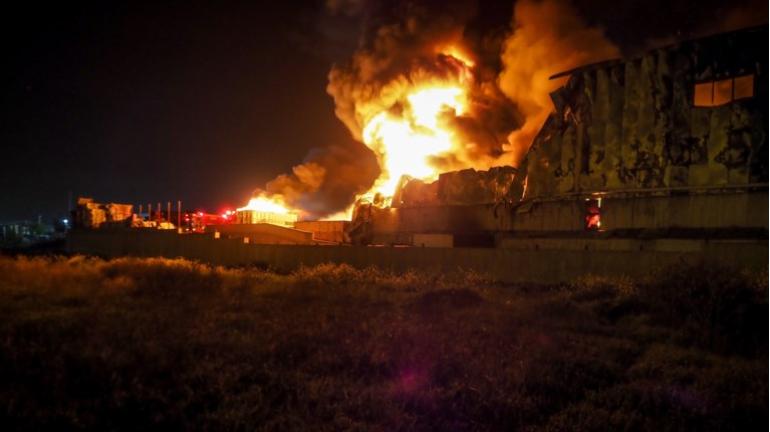 Καταστράφηκε ολοσχερώς το εργοστάσιο στη Ριτσώνα: Η φωτιά καίει πλαστικά – “Θα πάρει μέρες η κατάσβεση”