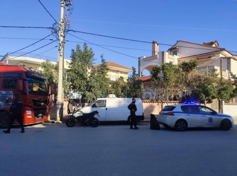 Μενίδι: Νεκρή γυναίκα από παράσυρση νταλίκας - Εικόνες από το σημείο