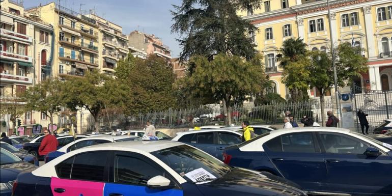 ΒΙΝΤΕO-Θεσσαλονίκη: Κομβόι από ταξί έξω από το ΥΜΑΘ για την 24ωρη απεργία
