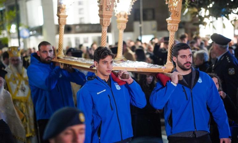 Αλεξανδρούπολη: Οι αθλητές της Εθνικής πόλο ανδρών κουβάλησαν τον Επιτάφιο