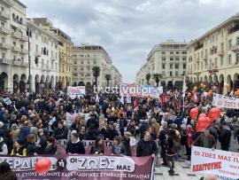 Μεγαλειώδης συγκέντρωση στη Θεσσαλονίκη για τη μαύρη επέτειο από την τραγωδία στα Τέμπη