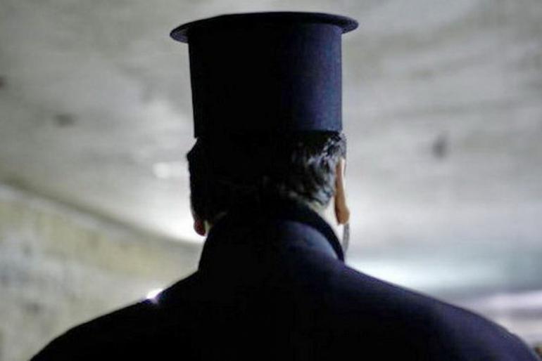 Θεσσαλονίκη: Παπάς πήγε στα μπουζούκια και πετούσε λουλούδια (ΒΙΝΤΕΟ)
