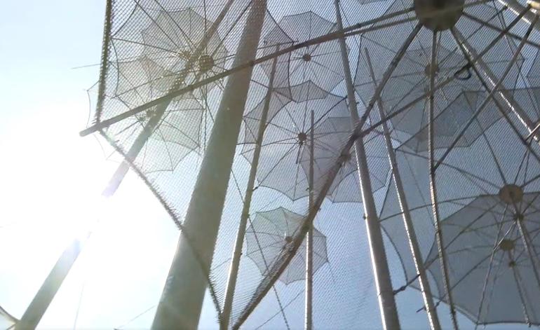 Θεσσαλονίκη: Παραδίδεται ανανεωμένο και συντηρημένο το γλυπτό «Ομπρέλες» του Ζογγoλόπουλου