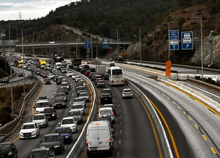 Θεσσαλονίκη: Σύγκρουση δύο ΙΧ στον περιφερειακό - Προβλήματα στην κυκλοφορία