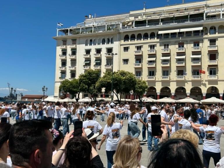 Θεσσαλονίκη: Ζεϊμπέκικο για Γκίνες στην πλατεία Αριστοτέλους (ΦΩΤΟ-ΒΙΝΤΕΟ)