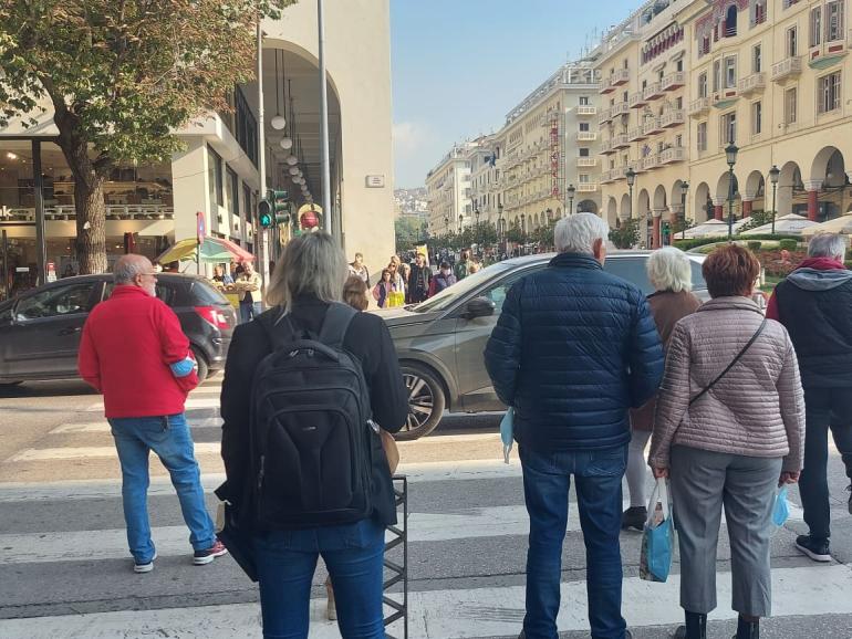 Θεσσαλονίκη: Περπατούσε με εσώρουχο σε κρεμασμένο στο παλτό της (ΒΙΝΤΕΟ)