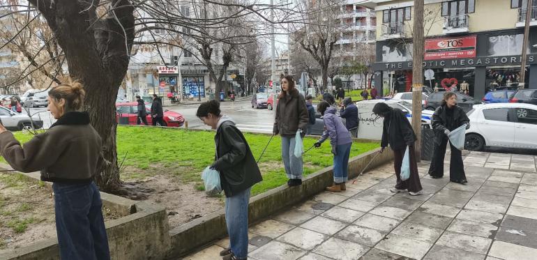 ΒΙΝΤΕΟ-Θεσσαλονίκη: Ευρωπαίοι εθελοντές καθάρισαν το Σιδηροδρομικό Σταθμό από αποτσίγαρα και γόπες