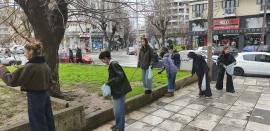ΒΙΝΤΕΟ-Θεσσαλονίκη: Ευρωπαίοι εθελοντές καθάρισαν το Σιδηροδρομικό Σταθμό από αποτσίγαρα και γόπες