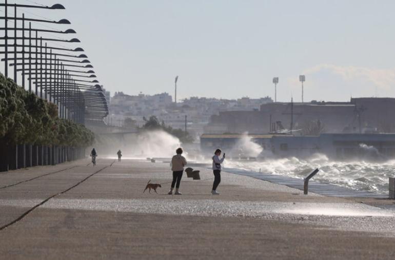 Βουτιά της θερμοκρασίας έως 10°C από το βράδυ της Κυριακής – Ισχυροί άνεμοι και επικίνδυνες καταιγίδες