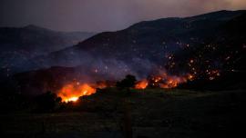Συνεχίζεται η μάχη με τις φλόγες σε Κρήτη και Λέσβο: Πύρινο μέτωπο 20 χλμ. στο Ρέθυμνο, καλύτερη η εικόνα στο Πλωμάρι, τρεις νεκροί από τις φωτιές
