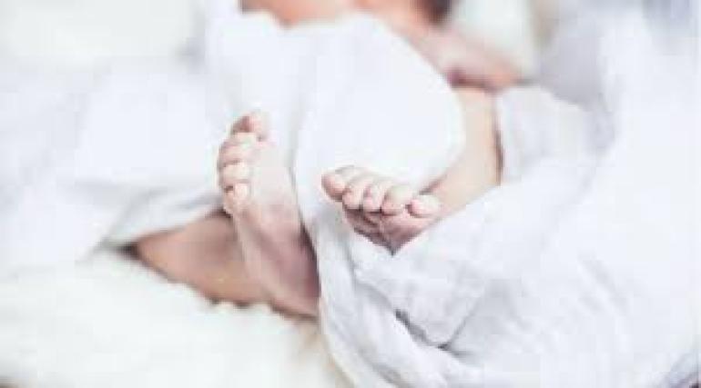 Δεκαοκτάχρονη Αμερικανίδα τουρίστρια γέννησε στο Παρίσι και πέταξε το μωρό από το παράθυρο ξενοδοχείου