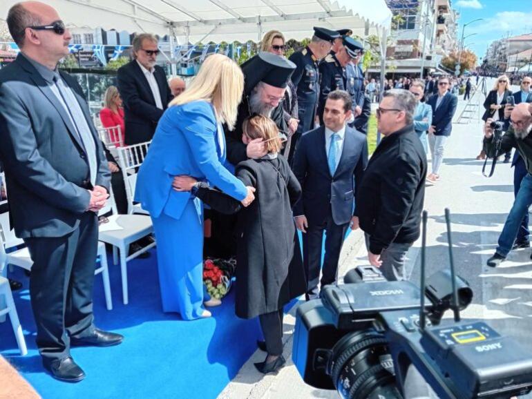 Τρίκαλα: Ανθοδέσμη στην παρέλαση της 25ης Μαρτίου για τους 57 θύματα των Τεμπών