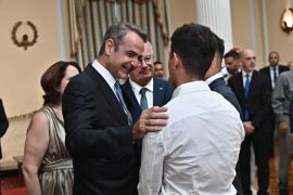 Γιορτή για την αποκατάσταση της Δημοκρατίας: Οι αριστούχοι των Πανελλαδικών, η δασκάλα και ο πιλότος F-16 τιμητικοί προσκεκλημένοι στο Προεδρικό Μέγαρο