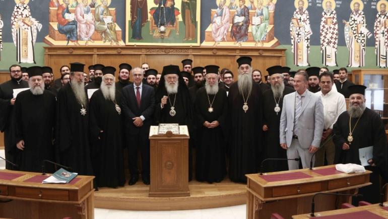 Η Ιερά Σύνοδος ανακαλεί την τιμητική διάκριση στον πρώην Καλαβρύτων Αμβρόσιο