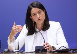 Κεραμέως: Ο στόχος για τον κατώτατο μισθό παραμένει τα €950 έως το 2027, στα 1.516 ευρώ ο μέσος μισθός πλήρους απασχόλησης