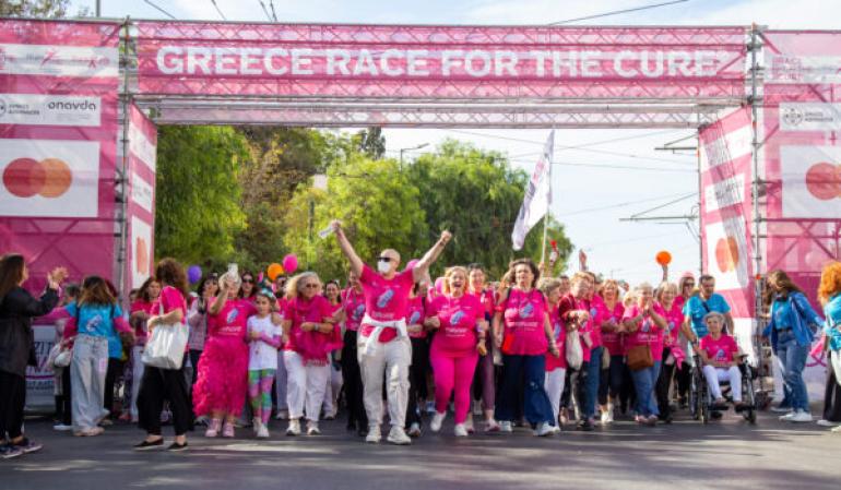 Pink Together: Η Θεσσαλονίκη γίνεται ένα «ροζ ποτάμι» αποδοχής και πρόληψης στη Νέα Παραλία