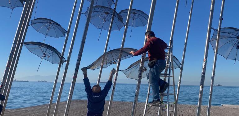 Θεσσαλονίκη: Κατεβάζουν τις «Ομπρέλες» του Ζογγολόπουλου και τις στέλνουν στην Αθήνα για συντήρηση