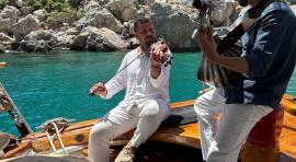 Λέρος: Ο 33χρονος ιχθυολόγος που κάνει το νησί να γλεντά με ένα βιολί διακοσίων ετών