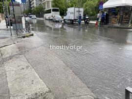 ΦΩΤΟ-ΒΙΝΤΕΟ-Θεσσαλονίκη: Νερά από φρεάτιο πλημμύρισαν τμήμα της οδού Αγίου Δημητρίου
