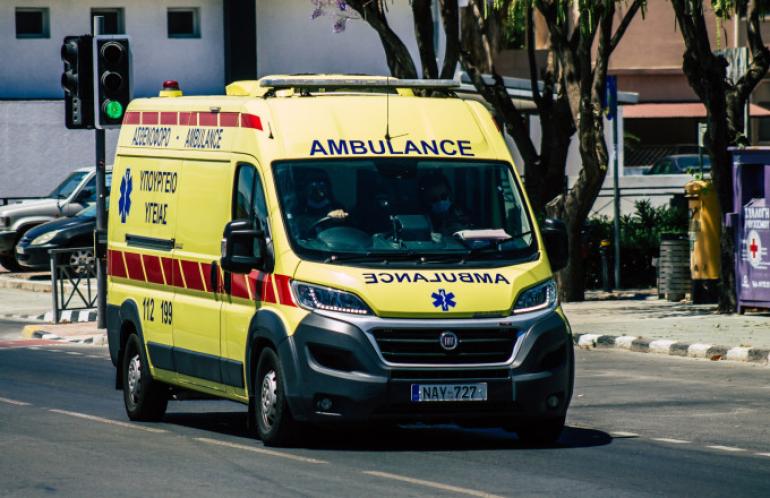 Τραυματισμός-σοκ 63χρονου που πήγε να βοηθήσει γυναίκα να σταθμεύσει και εγκλωβίστηκε ο λαιμός του στην πόρτα