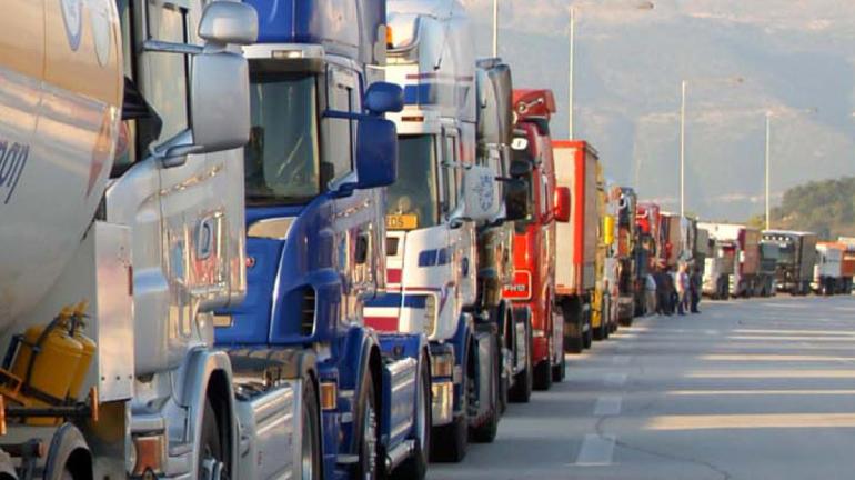 Χειρόφρενο τραβούν οι φορτηγατζήδες, παρατάσσουν τις νταλίκες στους δρόμους παραμονές Χριστουγέννων