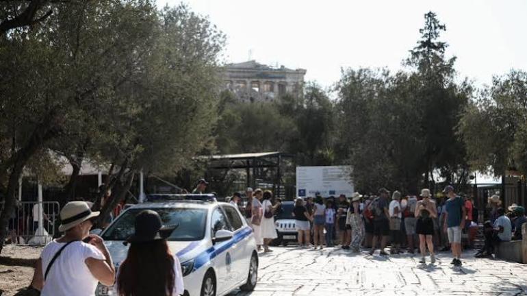 Ακρόπολη-επίθεση με μαχαίρι: Είχε στήσει καρτέρι κι ορμούσε σε τουρίστες ο 60χρονος δράστης