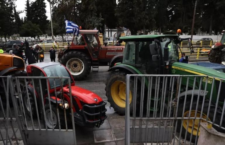 Αγρότες με τρακτέρ απέκλεισαν το Τελωνείο στη Λάρισα και πέταξαν σανό - Κινητοποιήσεις και στο τελωνείο των Ευζώνων