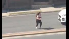 ΒΙΝΤΕΟ-Σοκαριστικό τροχαίο στο Μεξικό: Γυναίκα βγαίνει ξαφνικά στον δρόμο και αυτοκίνητο την εκτοξεύει μέτρα μακριά