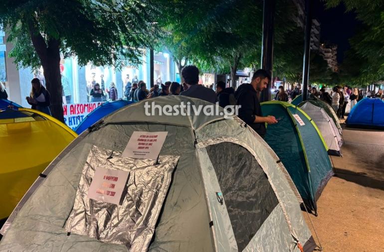 Θεσσαλονίκη: Στους δρόμους οι φοιτητές για τα ενοίκια – Κατασκηνώνουν απόψε στην Αγίας Σοφίας – Δείτε βίντεο