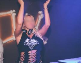 Προφυλακίζεται η 44χρονη Αζέρα DJ για το πάρτι με τα ναρκωτικά σε πολυτελή βίλα