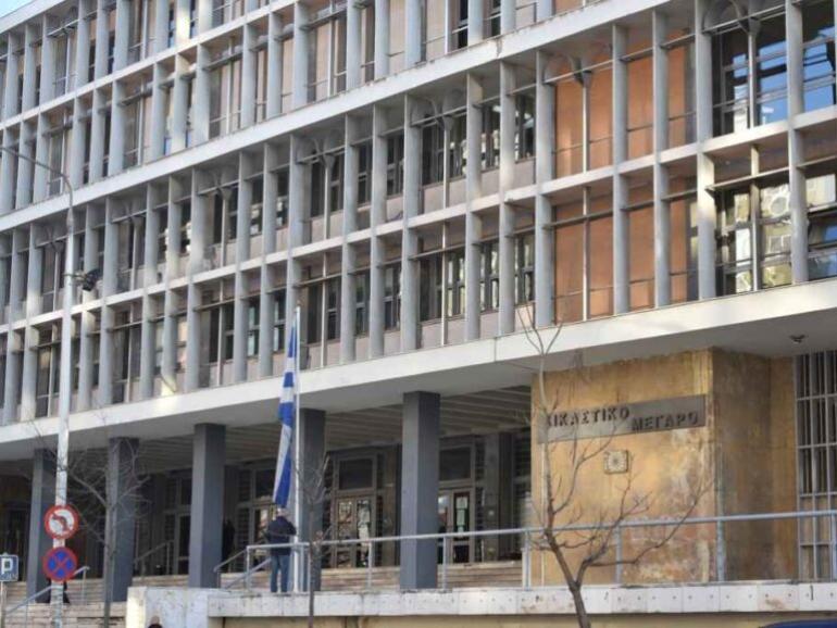 Θεσσαλονίκη: Ενώπιον των δικαστικών αρχών ο 60χρονος που προσπάθησε να περάσει στη χώρα πάνω από χίλια εμβόλια για την ευλογιά των προβάτων