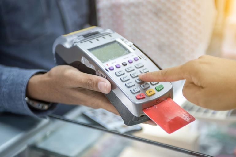 Διασύνδεση των ταμειακών μηχανών με τα POS από όλες τις επιχειρήσεις μέχρι το τέλος του Φλεβάρη