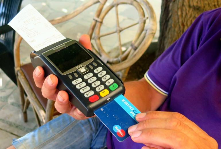 POS: Ξεκινούν τα πρόστιμα από την εφορία - Οι 35 επαγγελματίες που δεν μπορούν από σήμερα να αρνηθούν κάρτες