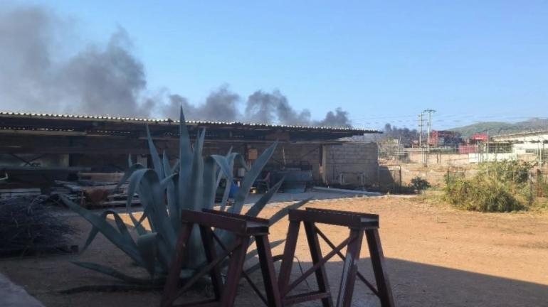 Φωτιά στην περιοχή Ξηροπήγαδο στη Μάνδρα: Εστάλη μήνυμα από το 112 για τους πυκνούς καπνούς