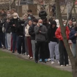 Ένα πάρτι προκάλεσε επιδημία μηνιγγίτιδας στη Βρετανία: Νεκροί, δεκάδες κρούσματα και μαζική χορήγηση αντιβιοτικών σε νέους