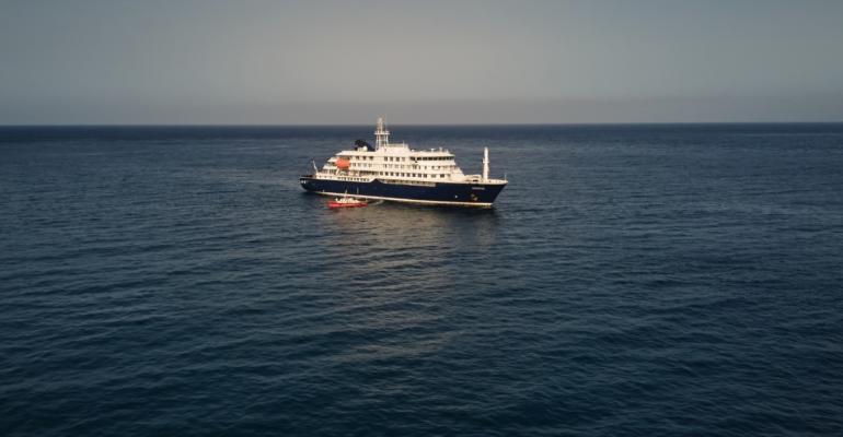 Στο λιμάνι της Τενερίφης το MV Hondius, με ειδικά λεωφορεία και αεροπλάνα η μεταφορά των επαφών υψηλού κινδύνου