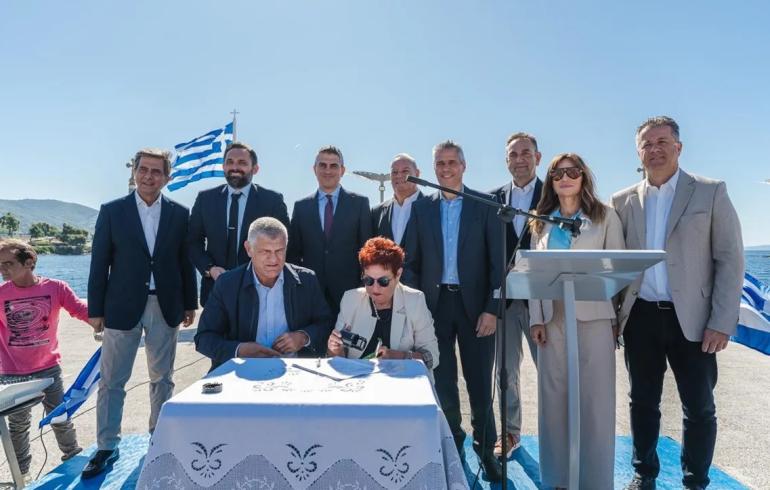 Χαλκιδική: Έπεσαν οι υπογραφές για το Αλιευτικό Καταφύγιο στον Νέο Μαρμαρά - «Στηρίζουμε έμπρακτα τους αλιείς της περιοχής» λέει ο Δήμας