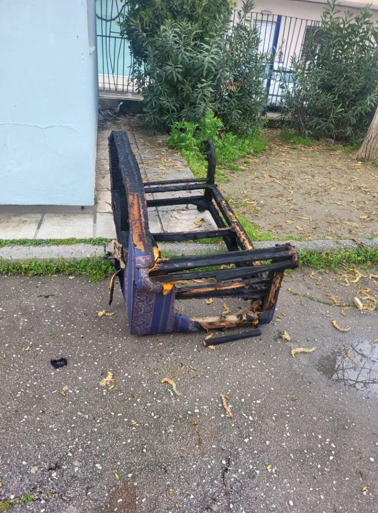 Θεσσαλονίκη: Άγνωστοι πέταξαν καναπέ σε αυλή σχολείου στο Κορδελιό και του έβαλαν φωτιά