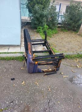 Θεσσαλονίκη: Άγνωστοι πέταξαν καναπέ σε αυλή σχολείου στο Κορδελιό και του έβαλαν φωτιά