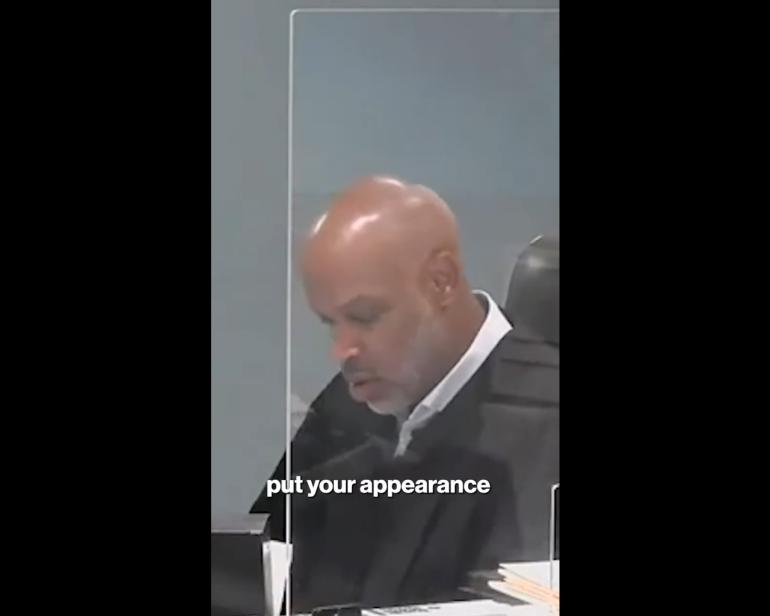 Απίστευτο σκηνικό σε δίκη μέσω Zoom στο Ντιτρόιτ: Αστυνομικός έδωσε «παρών» φορώντας... το μποξεράκι του