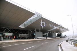 Θεσσαλονίκη: Προβλήματα στο αεροδρόμιο “Μακεδονία” λόγω των θυελλωδών ανέμων